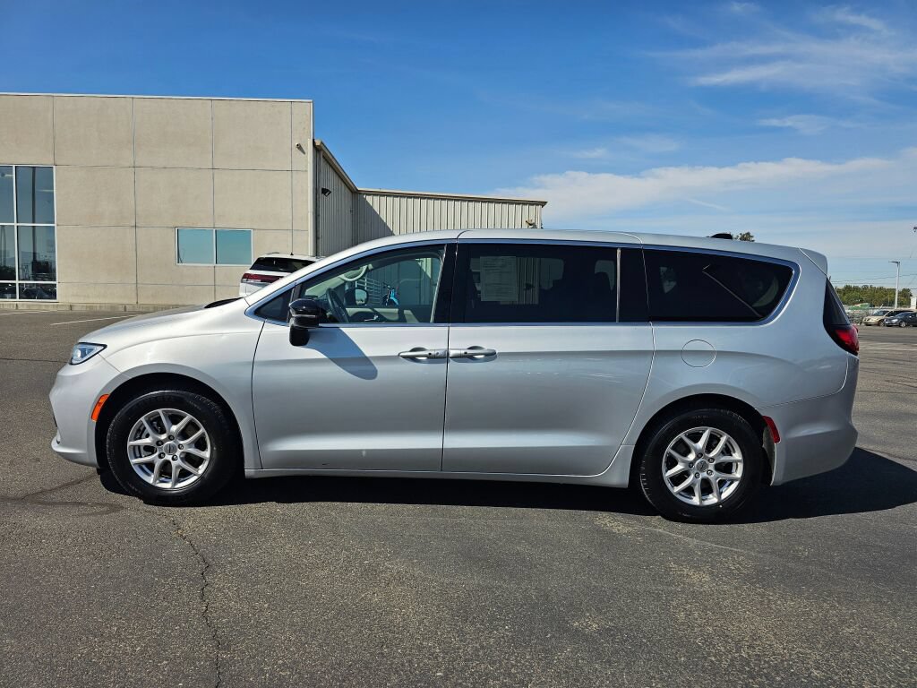 Used 2024 Chrysler Pacifica Touring-L FWD image 3