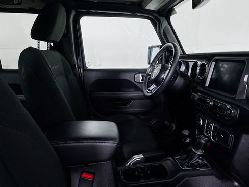 Used 2018 Jeep Wrangler Unlimited Sahara w/ Uconnect 4C Nav & Sound Group image 28