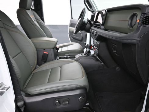 Used 2025 Jeep Gladiator Mojave w/ Convenience Group image 16