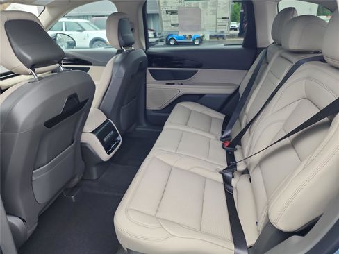 New 2025 Lincoln Nautilus Premier image 16