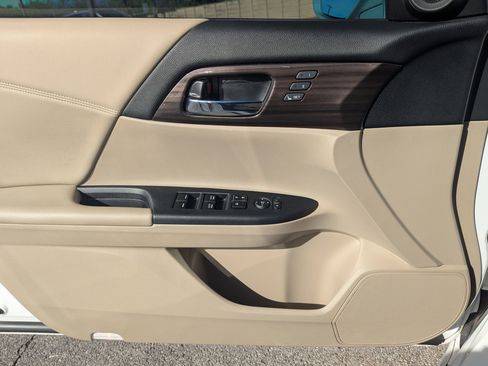 Used 2016 Honda Accord Touring image 10