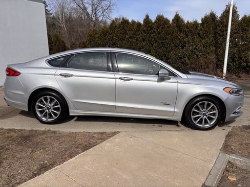 Used 2017 Ford Fusion Energi SE image 2