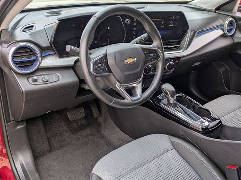 Used 2025 Chevrolet Trax LT w/ LT Convenience Package image 14