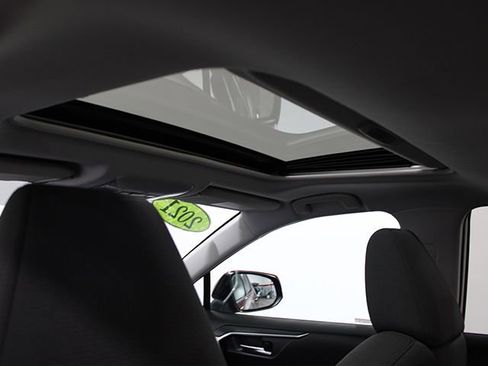 Used 2021 Toyota RAV4 XLE w/ Convenience Package FWD image 10