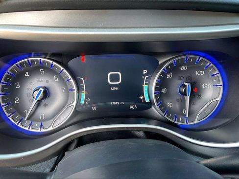 Used 2023 Chrysler Pacifica Touring-L FWD image 13