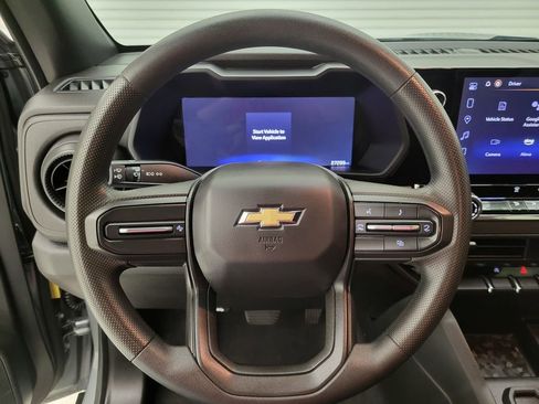 Used 2024 Chevrolet Colorado W/T image 2