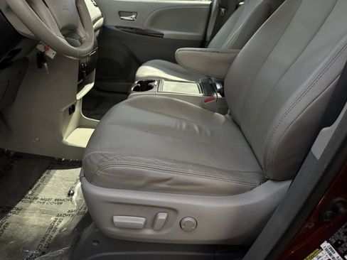 Used 2013 Toyota Sienna XLE image 5