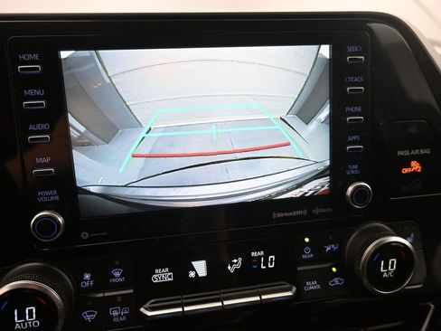 Used 2021 Toyota Highlander XLE AWD/4WD image 20