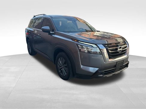 Used 2022 Nissan Pathfinder SV image 3
