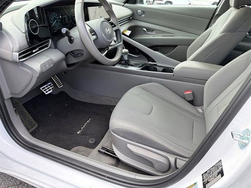 Certified 2025 Hyundai Elantra SEL image 9