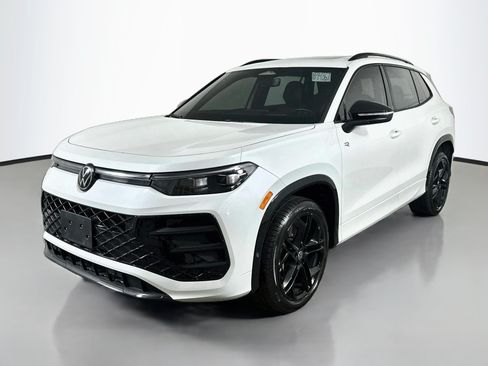 Used 2025 Volkswagen Tiguan SE R-Line AWD/4WD image 3