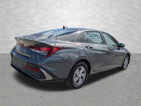New 2026 Hyundai Elantra SE FWD image 2