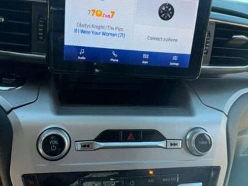 Used 2022 Ford Explorer XLT w/ Equipment Group 202A image 7