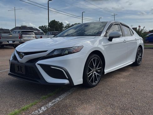 Used 2022 Toyota Camry SE w/ Convenience Package FWD image 9