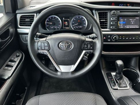 Used 2018 Toyota Highlander LE image 15