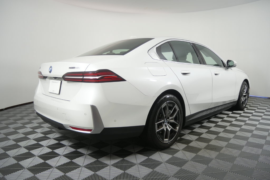 Used 2024 BMW i5 eDrive40i w/ Premium Package RWD image 4