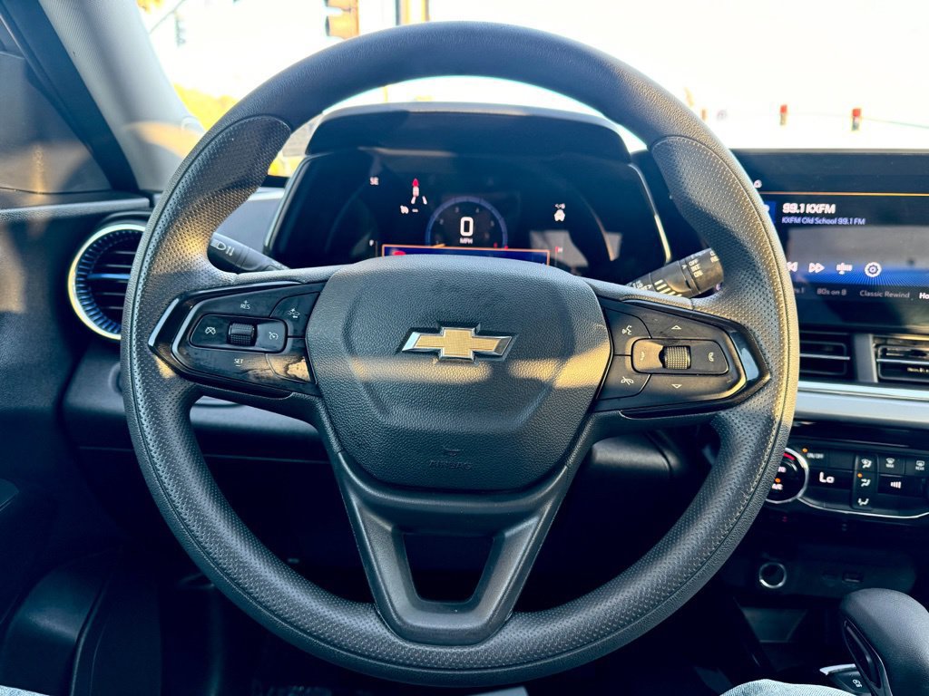 Used 2025 Chevrolet Trax LT FWD image 11