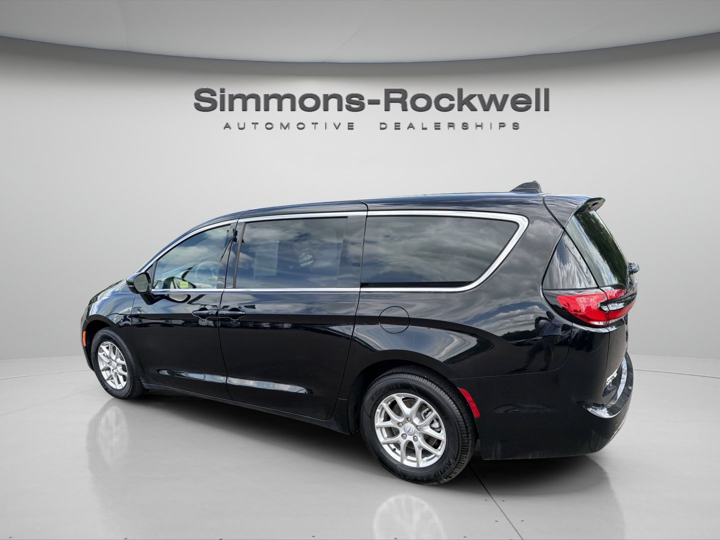 Used 2025 Chrysler Pacifica Select FWD image 2