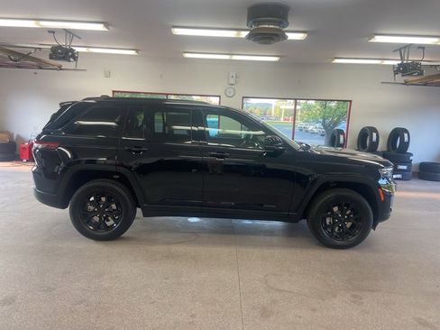 New 2025 Jeep Grand Cherokee Altitude image 20
