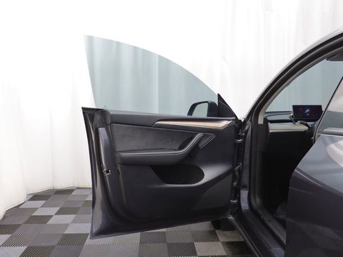 Used 2023 Tesla Model Y Performance image 4