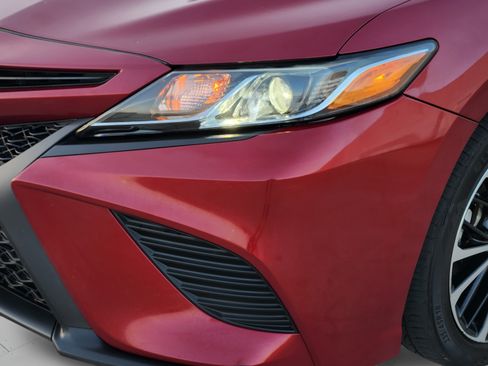Used 2018 Toyota Camry SE FWD image 29