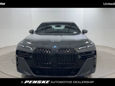 New 2026 BMW 750e xDrive w/ Premium Package image 3