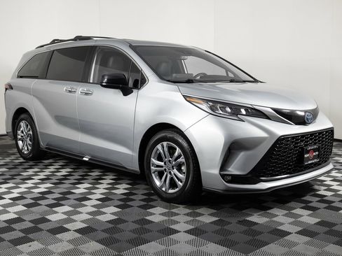 Used 2022 Toyota Sienna XSE image 10