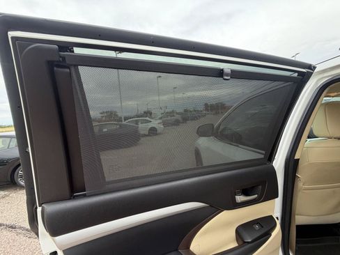 Used 2017 Toyota Highlander XLE FWD image 19