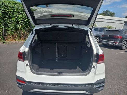 Used 2023 Volkswagen Taos SE w/ Panoramic Sunroof Package FWD image 4