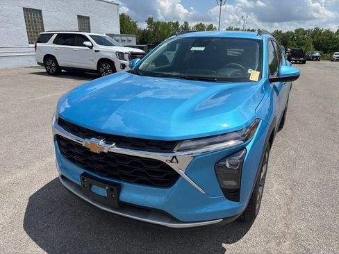 Used 2025 Chevrolet Trax LT FWD image 4