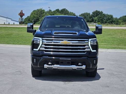 Used 2024 Chevrolet Silverado 2500 High Country w/ Technology Package AWD/4WD image 2