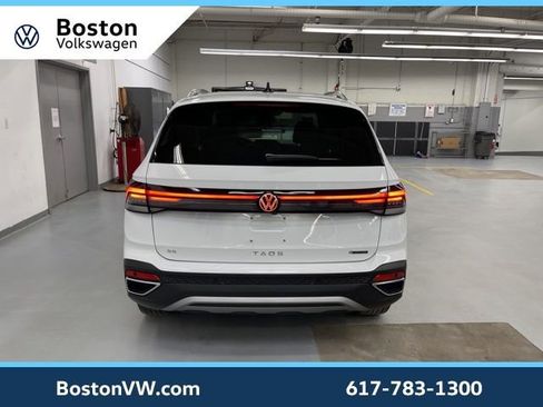 Certified 2025 Volkswagen Taos SE w/ Panoramic Sunroof Package image 3