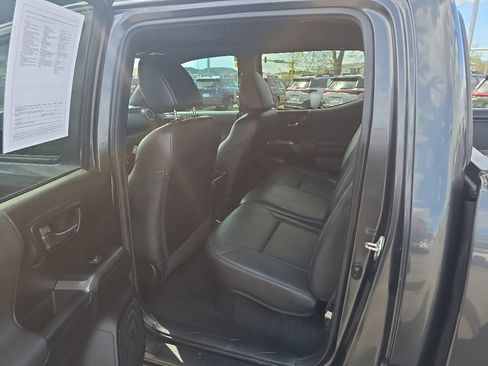 Used 2019 Toyota Tacoma TRD Off-Road AWD/4WD image 9