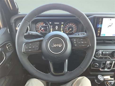 Used 2025 Jeep Gladiator Sport image 18