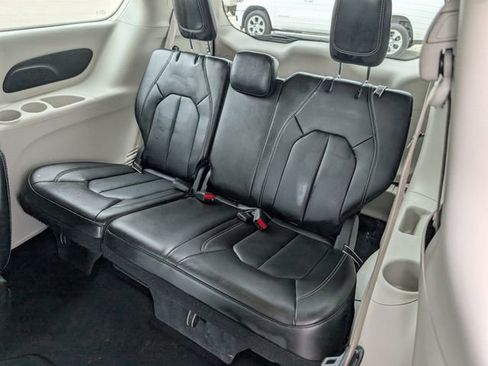 Used 2024 Chrysler Pacifica Touring-L image 19