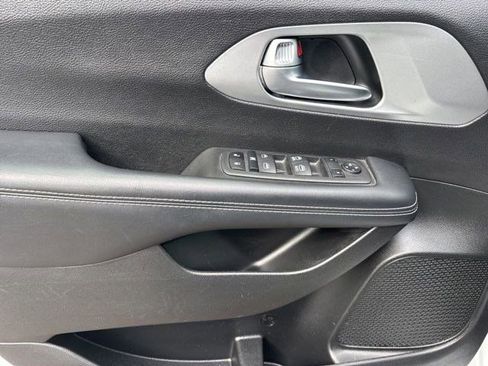 Used 2023 Chrysler Pacifica Touring FWD image 13
