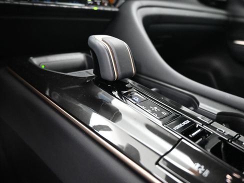 Certified 2025 Toyota Crown XLE image 15