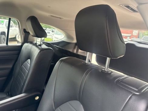 Used 2023 Toyota Highlander XLE AWD/4WD image 10
