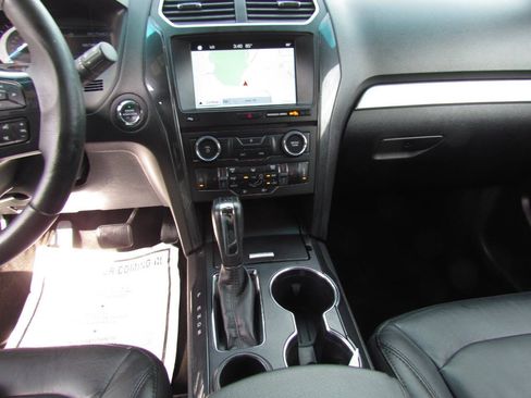 Used 2017 Ford Explorer XLT w/ Equipment Group 202A FWD image 12