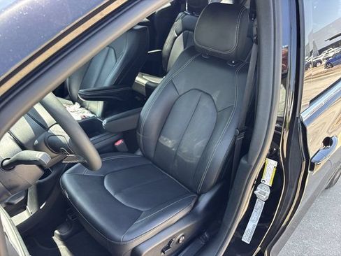 Used 2025 Chrysler Pacifica Select FWD image 23