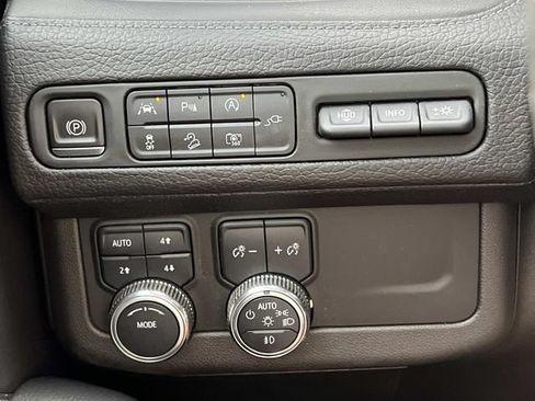 Used 2022 GMC Yukon XL Denali AWD/4WD image 29