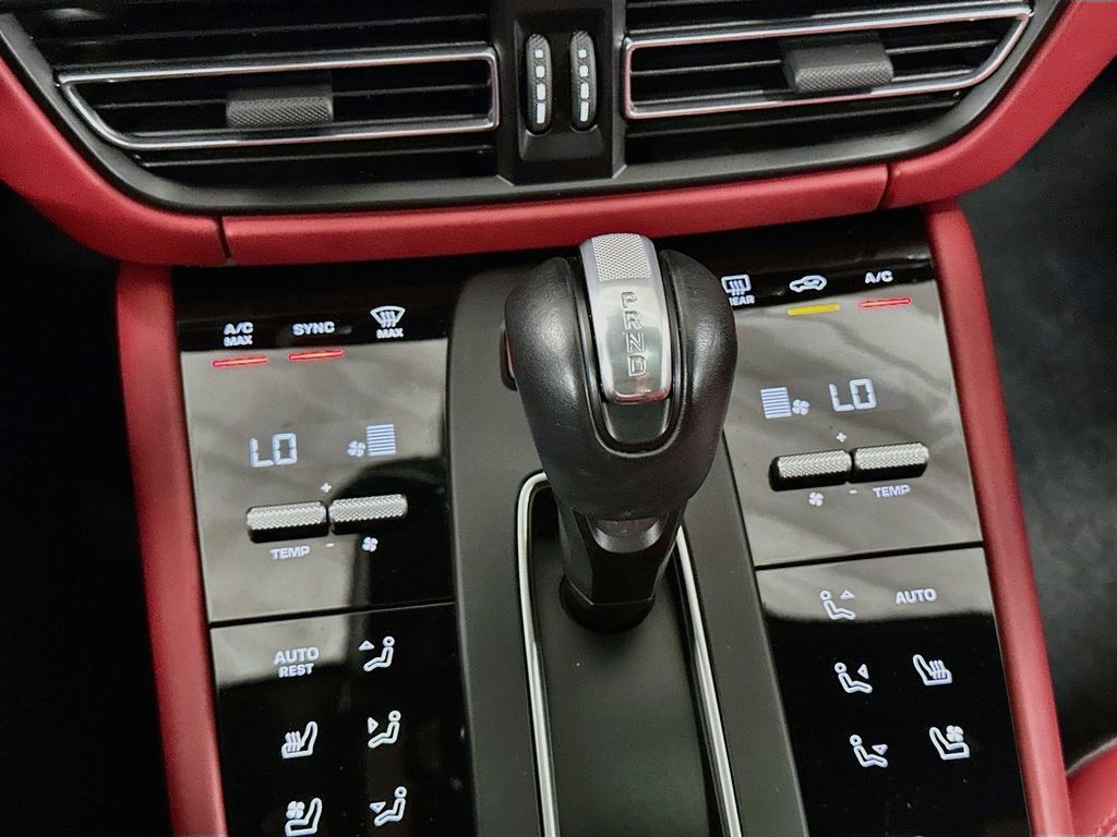 Certified 2025 Porsche Macan AWD/4WD image 17