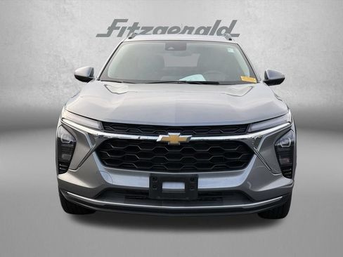 Used 2025 Chevrolet Trax LT FWD image 2