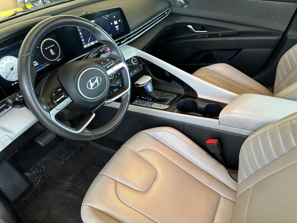 Used 2025 Hyundai Elantra Limited FWD image 9