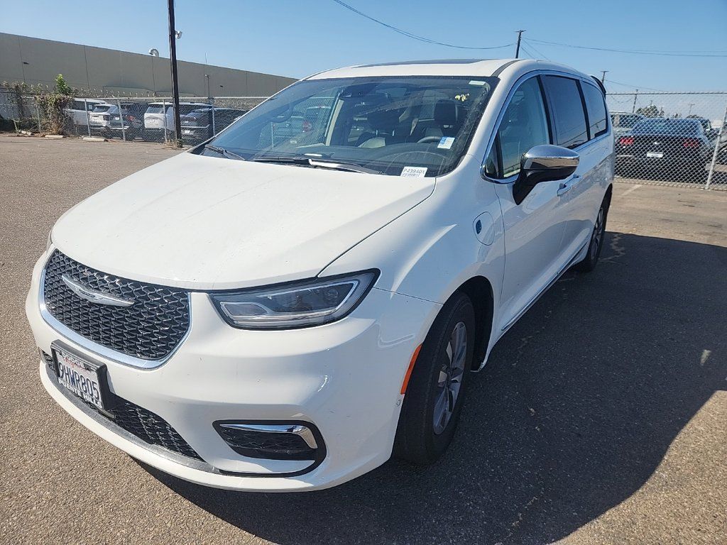 Used 2023 Chrysler Pacifica Limited FWD image 3