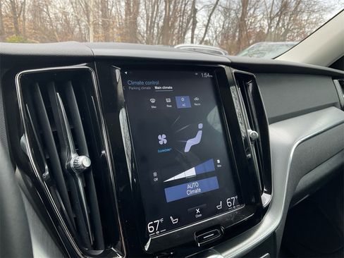 Used 2019 Volvo XC60 T6 Momentum w/ Premium Package image 21