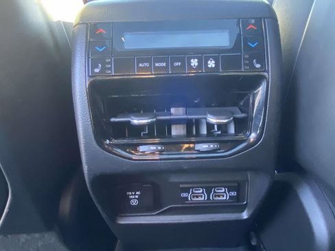 Used 2022 Jeep Grand Cherokee Overland w/ Luxury Tech Group IV image 12