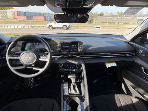 Used 2025 Hyundai Elantra Hybrid image 26