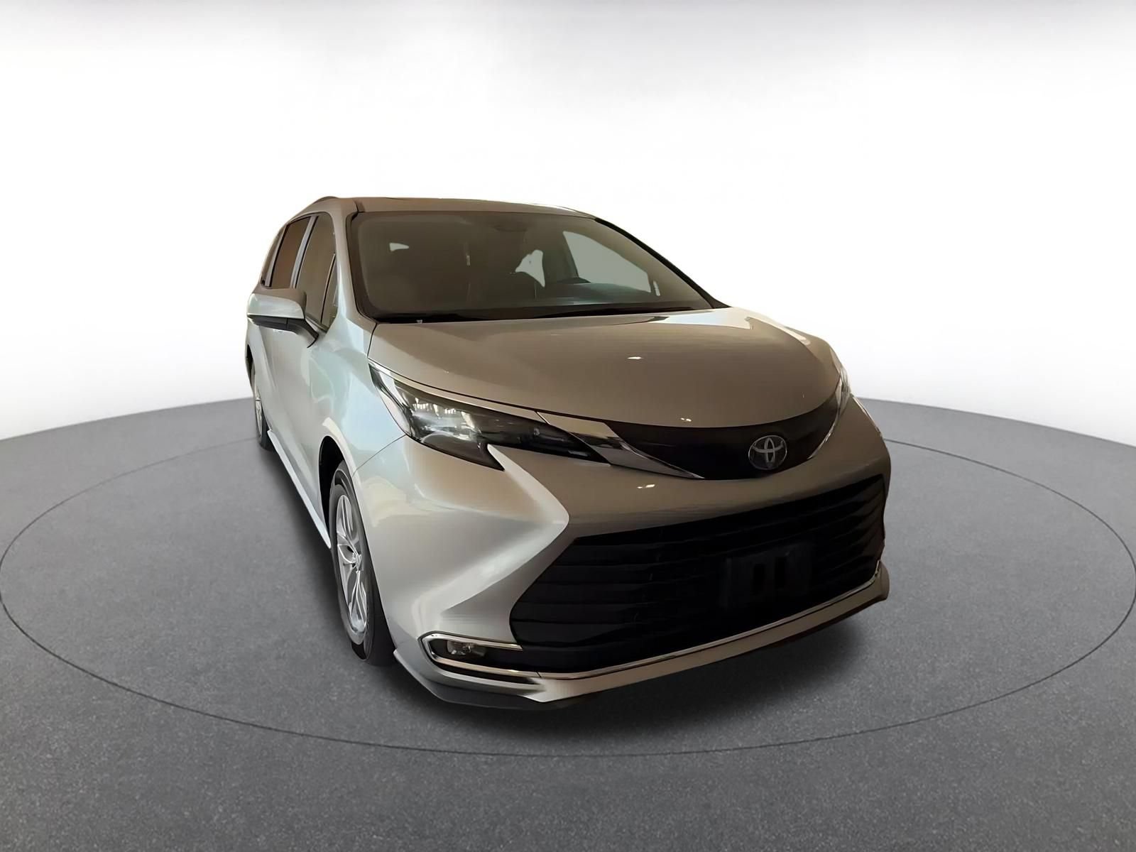 Used 2024 Toyota Sienna XLE FWD image 3