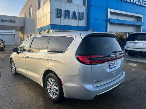 Used 2024 Chrysler Pacifica Touring-L image 8